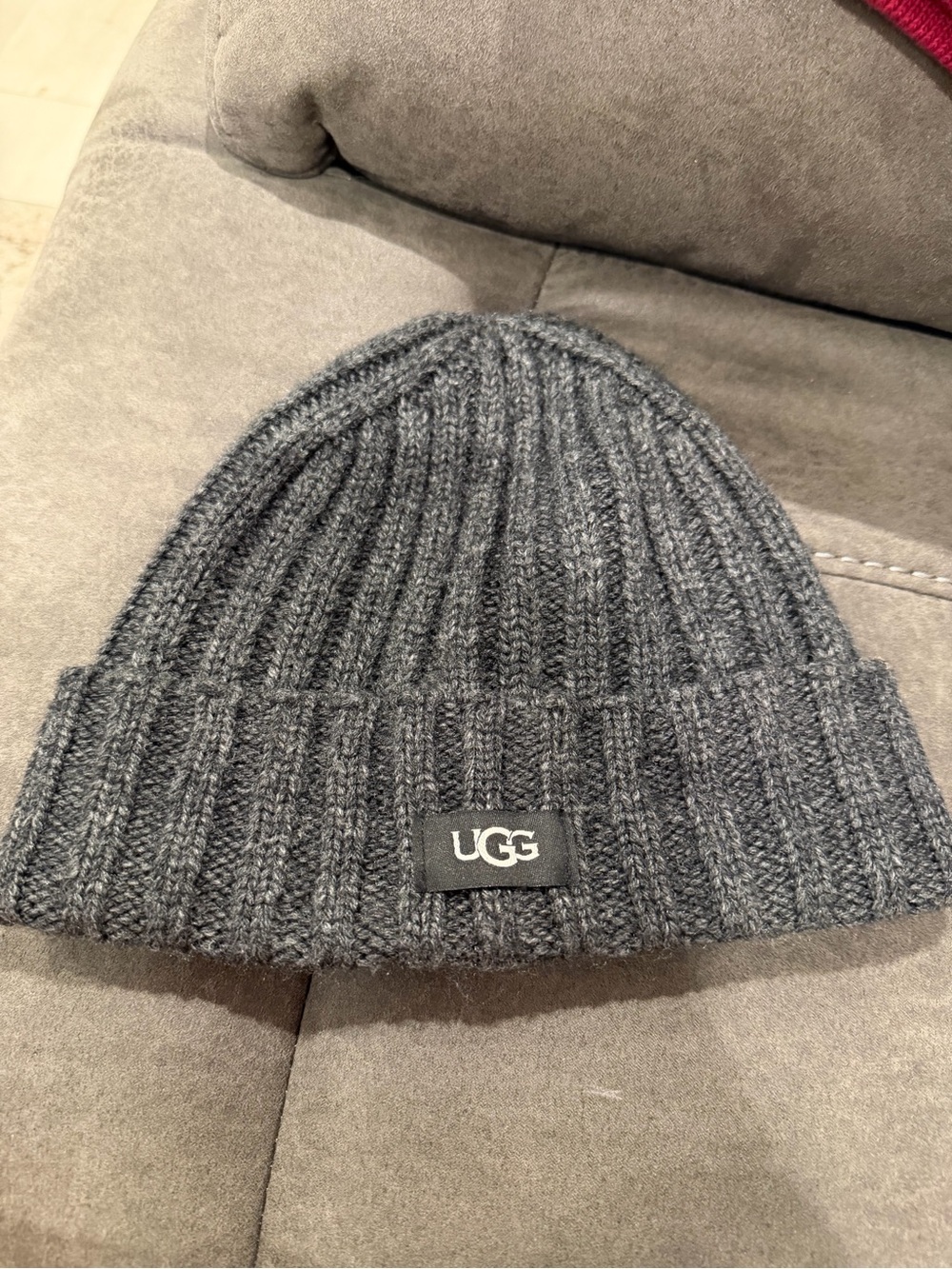 UGG Men's Ribbed Knit Beanie in Charcoal